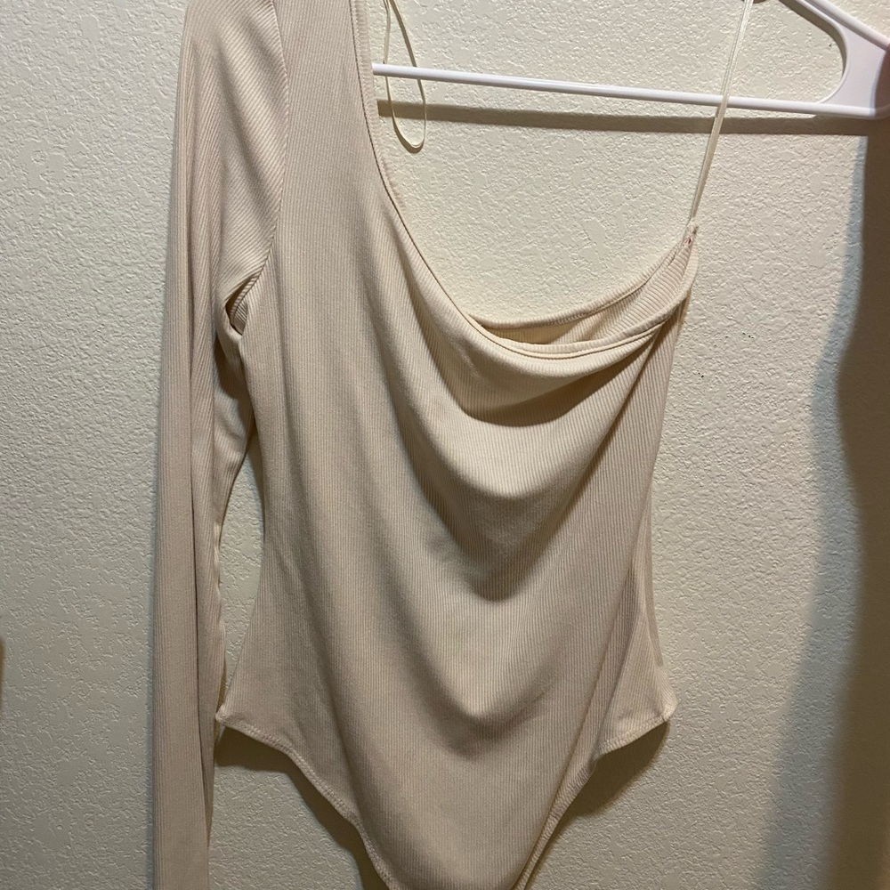 Le Lis Cream one sleeve/off shoulder body suit